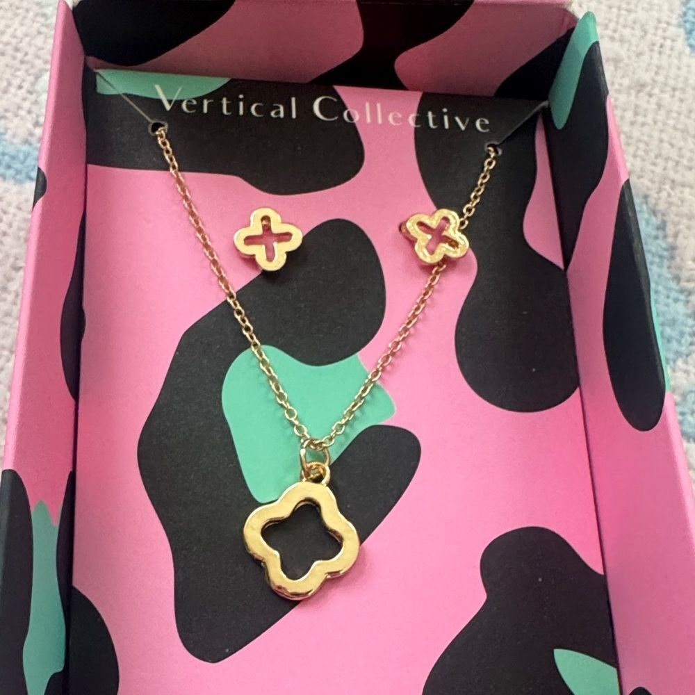 *Veritcal Collective* NEW Goldtone Clover Necklace and Earring Set